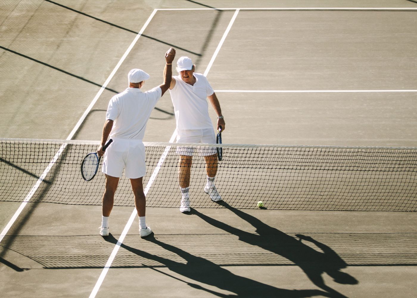 Senioren die Tennis spielen